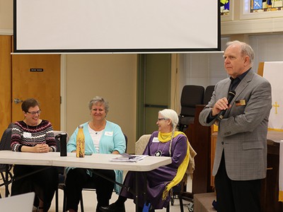 장로교 군목 협의회의 디렉터인 Lyman Smith (오른쪽)가 베테랑 자살에 관한 토론회를 연다. 참가자들은 223차 총회 (2018)의 공동 총회장 Cindy Kohlmann 목사; Dee Cooper, Heartland 노회 총무; 그리고 Annamae Taubeneck, VA 군목 및 재향군인이다.
