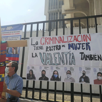 Manifestación frente al Palacio de Justicia de la Ciudad de Guatemala, donde se han realizado las comparecencias y audiencias de cinco mujeres que dicen haber sido encarceladas injustamente. El letrero dice: 