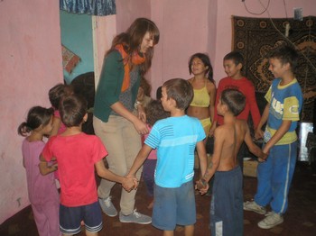 Pauline, a young adult volunteer from a German Protestant church, plays a song-and-dance game with Roma kids.