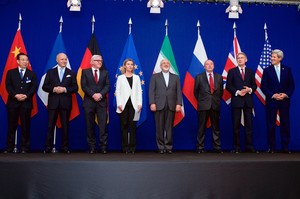 The ministers of foreign affairs of France, Germany, the European Union, Iran, the United Kingdom and the United States as well as Chinese and Russian diplomats announcing the framework for a Comprehensive agreement on the Iranian nuclear program (Lausanne, April 2, 2015).