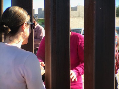 Amanda Craft con la Oficina de la Asamblea General está en el muro fronterizo en Sunland Park, Nuevo México y Ciudad Juárez. 