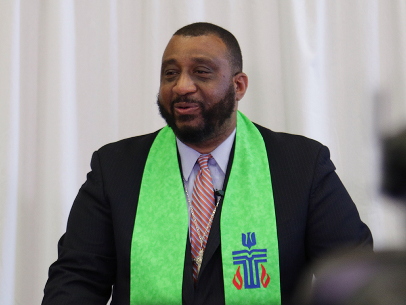  El reverendo Gregory Bentley, co-moderador de la 224ª Asamblea General (2020) moderó la tercera sesión plenaria.. 