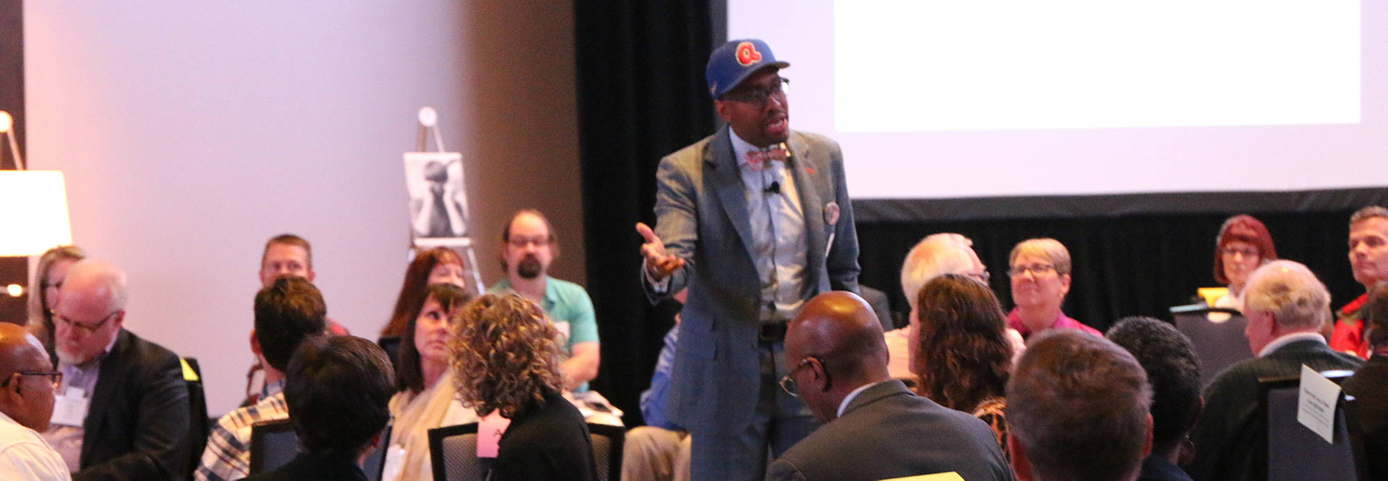 Fearless Dialogues의 설립자인 Gregory C. Ellison II 목사는 시카고에서 열린 Mid Council Leaders Gathering에서 연설한다. Rick Jones의 사진