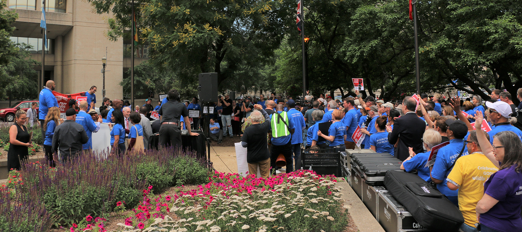 A crowd of about 250 attended a rally to end cash bail Wednesday in Louisville, Ky. Following the rally, more than 50 people incarcerated because they lacked the money to post bail were released from the Main Jail in downtown Louisville. (Photo by Tammy Warren)