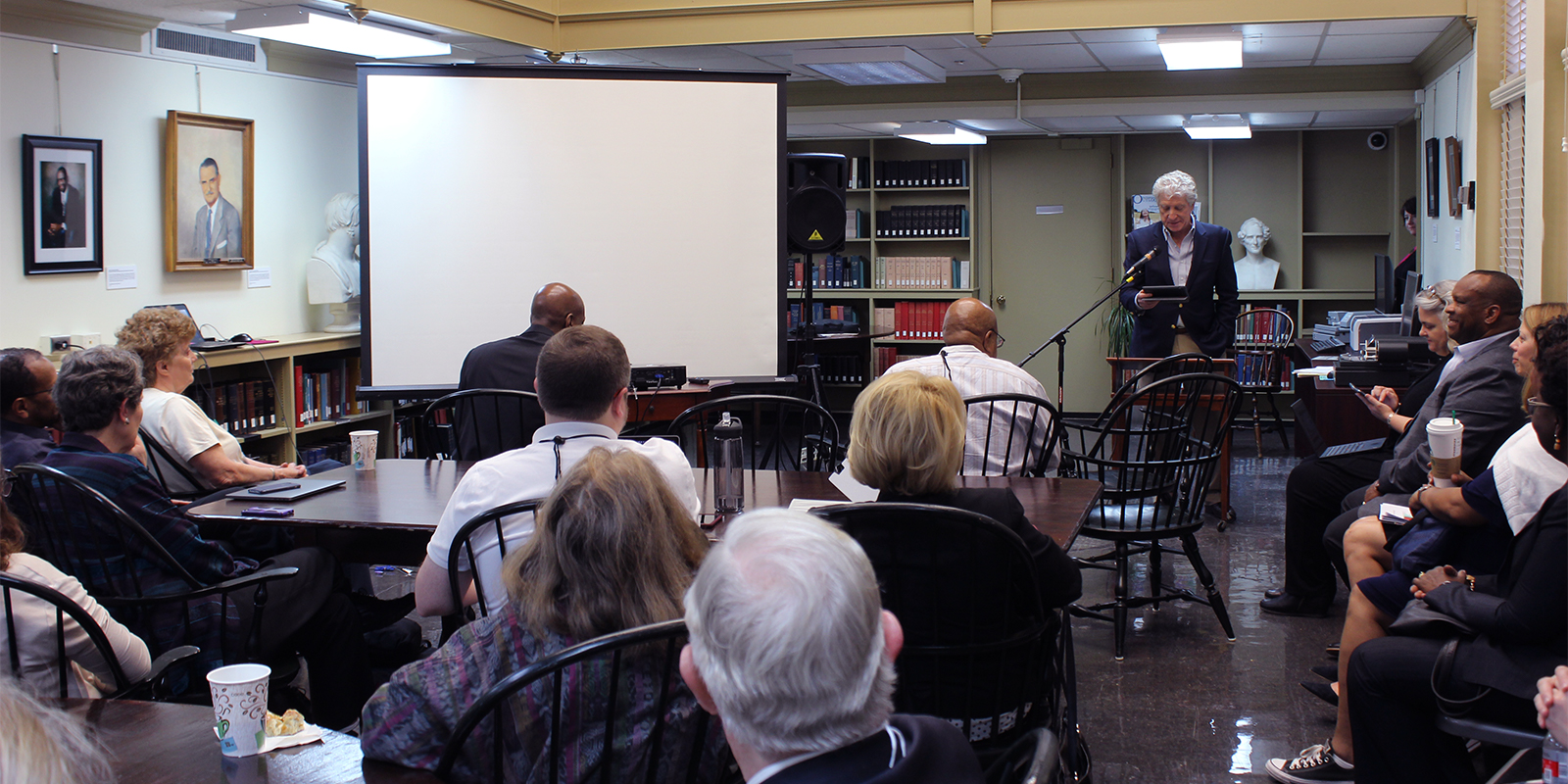  Presbyterian Historical Society 이사회 이사장인 조지 아브도George Abdo는 필라델피아 PHS 사무실에서 공동 회의를 갖고 COGA 및 PHS 이사회 멤버들과 이야기한다. Rick Jones의 사진.