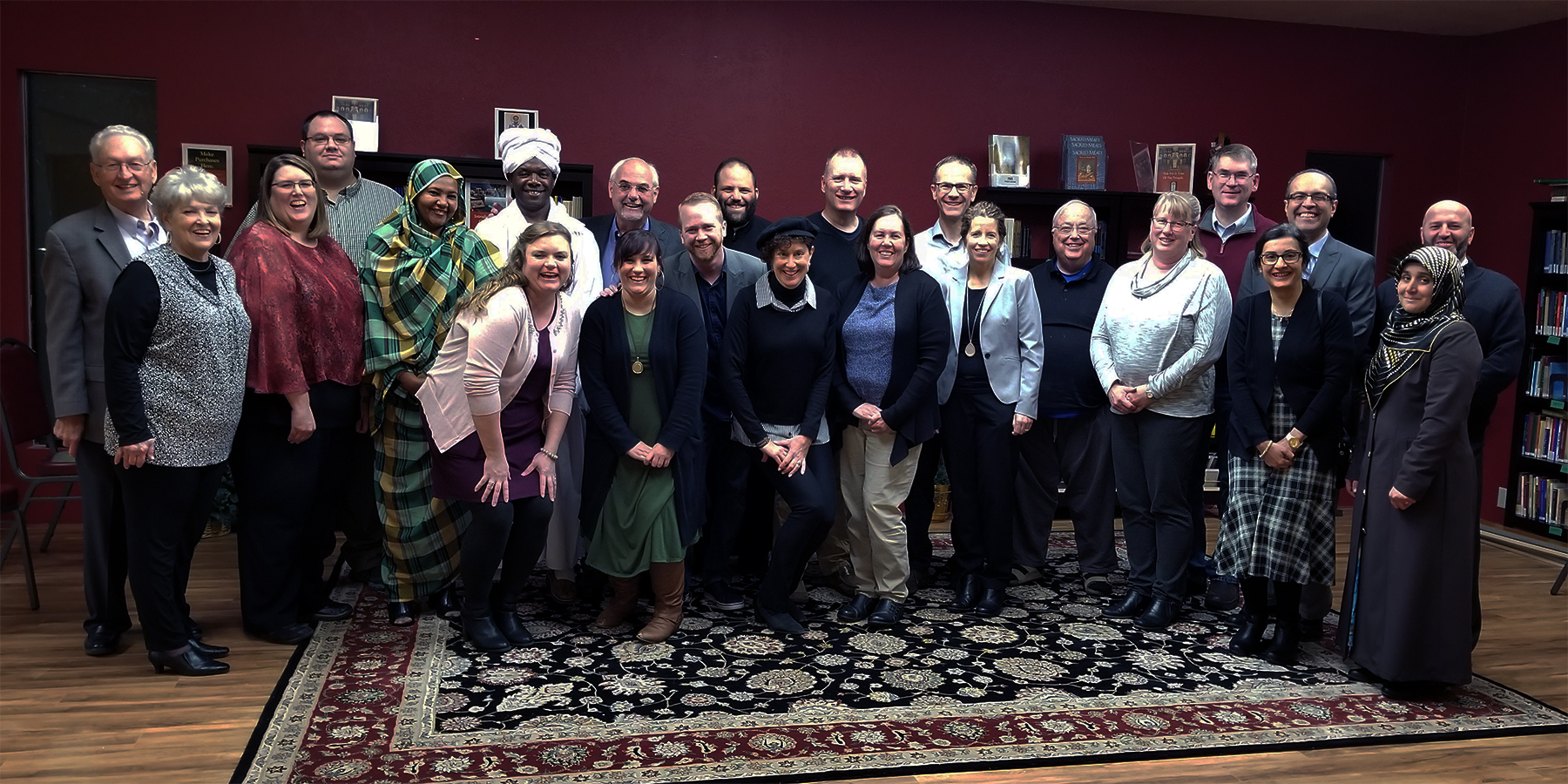 아이다호 트윈폴스에서 Magic Valley Interreligious Dialogue 그룹 회원들이 배우자들과 함께 한 최근 저녁 식사. 사진 제공. 