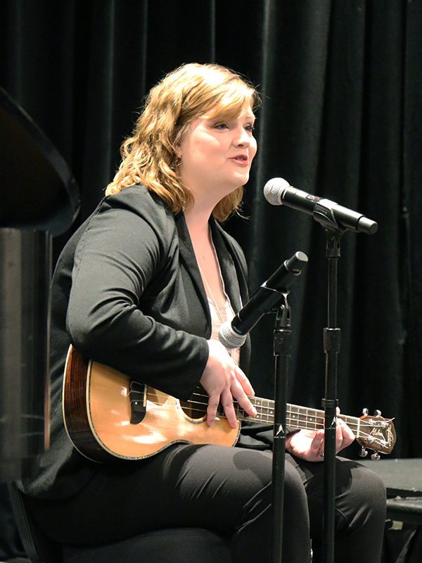 Kate Trigger Duffert, asistente de programa para la Oficina de la Asamblea General, dirige la música durante la adoración de apertura. Foto por Rick Jones.