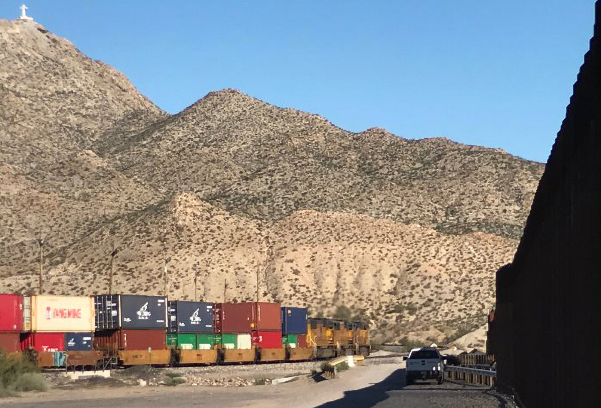 T뉴 멕시코 주 썬랜드 파크 사이의 경계 벽. 텍사스 주 엘파소와 멕시코의 후아레스 시. 사진: Teresa Waggener.