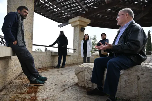 Zohar speaks to Doug Dicks and others