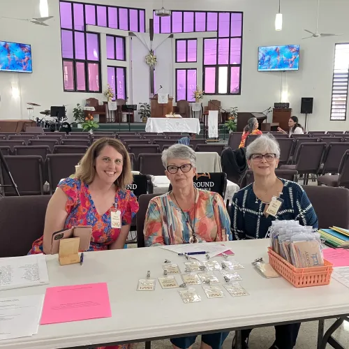 The Rev. Kara Wheeler (left) assists the registration team. (Photo by Vilmarie Cíntron-Olivieri)