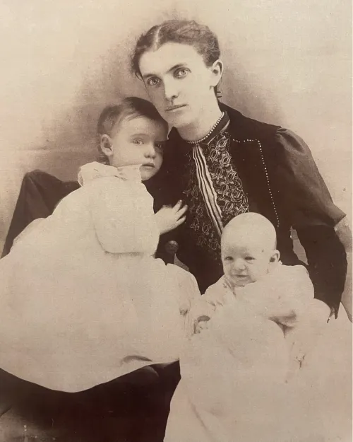 Fanny Smith Leiper and her two sons, Henry Smith Leiper on the left, at her shoulder, and Bartram below.