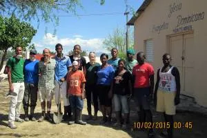 El grupo de voluntarios, Dominicanos y Norteamericanos, martes 10 de febrero después de terminar de limpiar el drenaje enorme y apestoso.