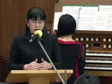 Pastor Liang prays during an Easter service at Suanglian Presbyterian Church in Taipei (youtube.com)