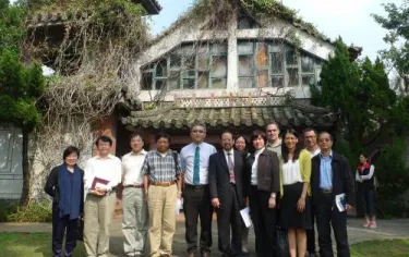 Faculty and alumni in front of Taiwan Seminary’s chapel