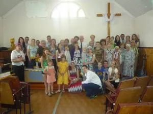 Members of Церковь Слово Жизни (Word of Life Church) in Dorogobuzh and Good Shepherd Presbyterian Church, Utah gather after Sunday worship.