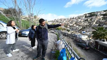 Yahav Zohar points out sites to delegation