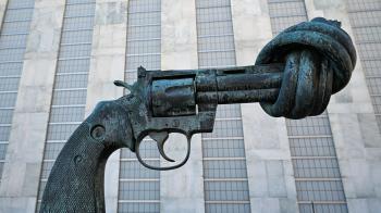 Statue of a gun with a twisted barrel so it cannot shoot